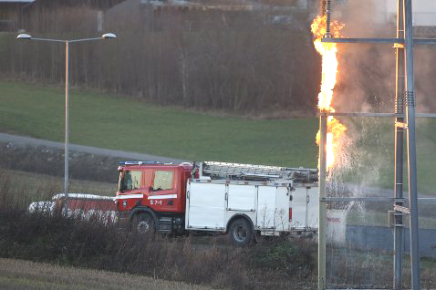 Brann i en av tre 132 kV kabler i en høyspenningsmast. Foto: Geir Eriksen