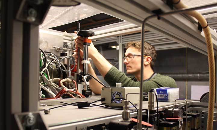 Snorre Foss Westman makes adjustments on a test rig for measuring phase equilibria (photo: Sigurd W. Løvseth)