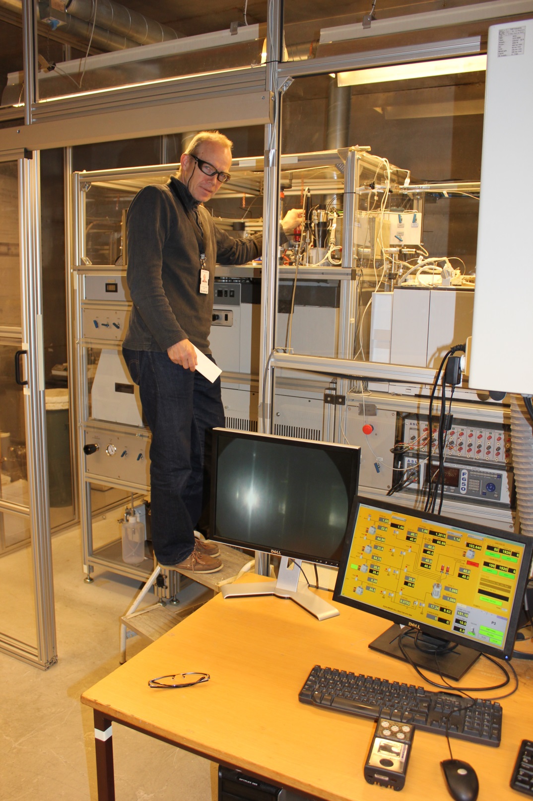 Scientist of SINTEF Energy Research operating the CO2Mix phase equilibrium facility