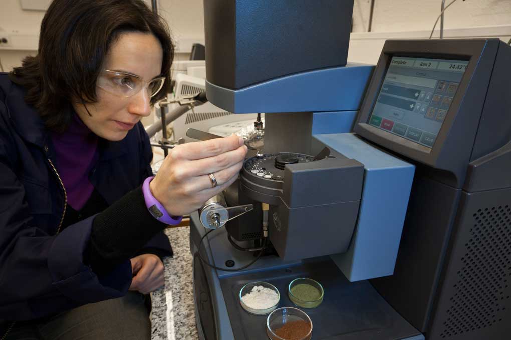 Her jobber Judit Sandquist på lab med TGA/ThermoGravimetric Analyzer. Den ser på vekttap på en prøve i forhold til temperatur og tid. Vi bruker det til å analysere biomasseråstoff og kullprodukter. Foto: Thor Nielsen