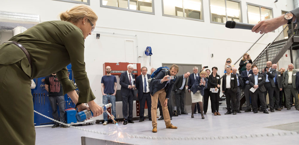 Ingvil Smines Tybring-Gjedde, State Secretary in the Ministry of Petroleum and Energy opened the laboratory by burning off a chain as a part of the formal opening.