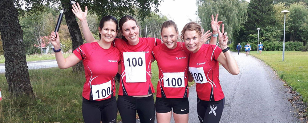 SINTEFs løperjenter var fornøyde med 3.plass! (Hanne Vefsnmo, Mari Voldsund, Mari Haugen, Anu Schei)