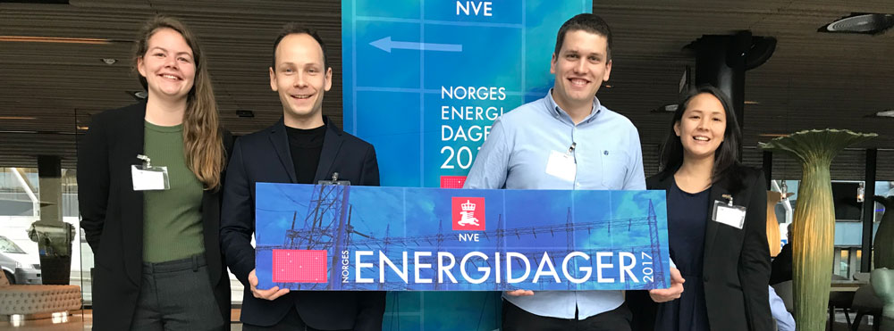 Obligatorisk gruppebilde av EnergiTraineene. Til vestre ser vi EnergiTrainee for 2017, Synne Garnås og Lars Eirik Eilifsen. Til høyre ser vi Energitrainee for 2016, Magnus Askeland og Lovinda Ødegården.