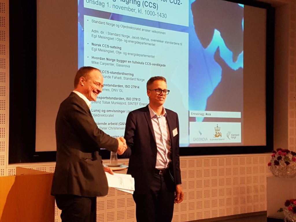 The standards were handed over by Managing Director Jacob Mehus of Standards Norway, to Head of Department Egil Meisingset from the Norwegian Ministry of Petroleum and Energy. Photo: Svend T. Munkejord.