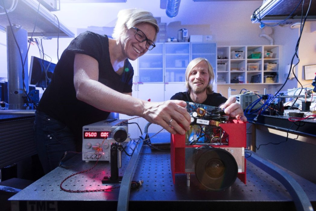 SINTEF Digital scientists are working on assembling the I3DS pattern projector. From the left; Trine Kirkhus and Jostein Thorstensen.