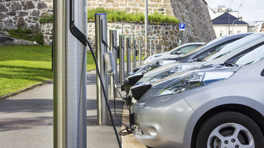 Norge er i dag det største markedet i verden for elektriske biler, sammenlignet med det totale antallet solgte elbiler. (Foto: Shutterstock)