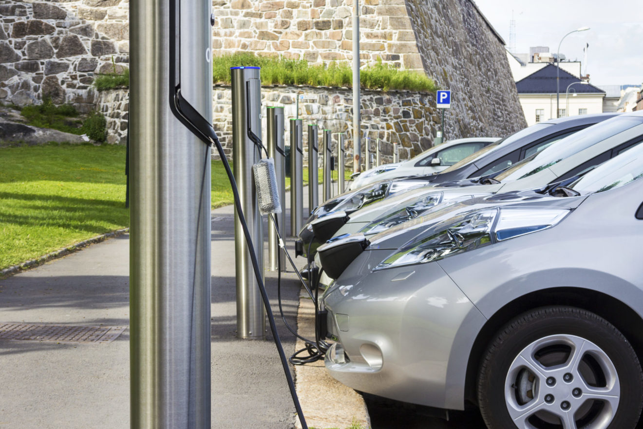 Norge er i dag det største markedet i verden for elektriske biler, sammenlignet med det totale antallet solgte elbiler. (Foto: Shutterstock)