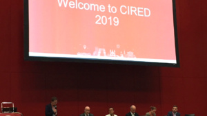 Gerd Kjølle ledet en paneldebatt om cybersikkerhet i nettbransjen.