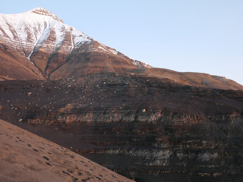 The field area: Deep marine mudstones of the Agardhfjellet Formation outcropping on the lower slope of Janusfjellet, central Spitsbergen. caprock integrity