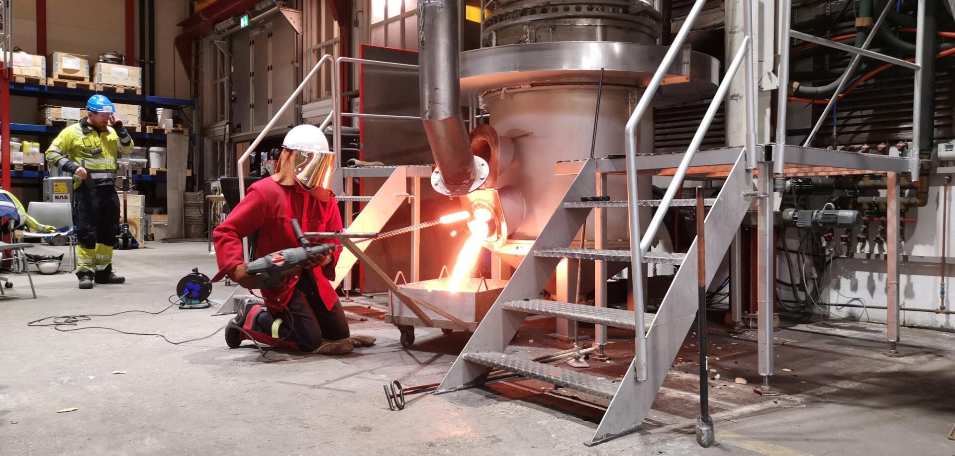 Operator from Elkem Thamshavn draining liquid silicon from the furnace