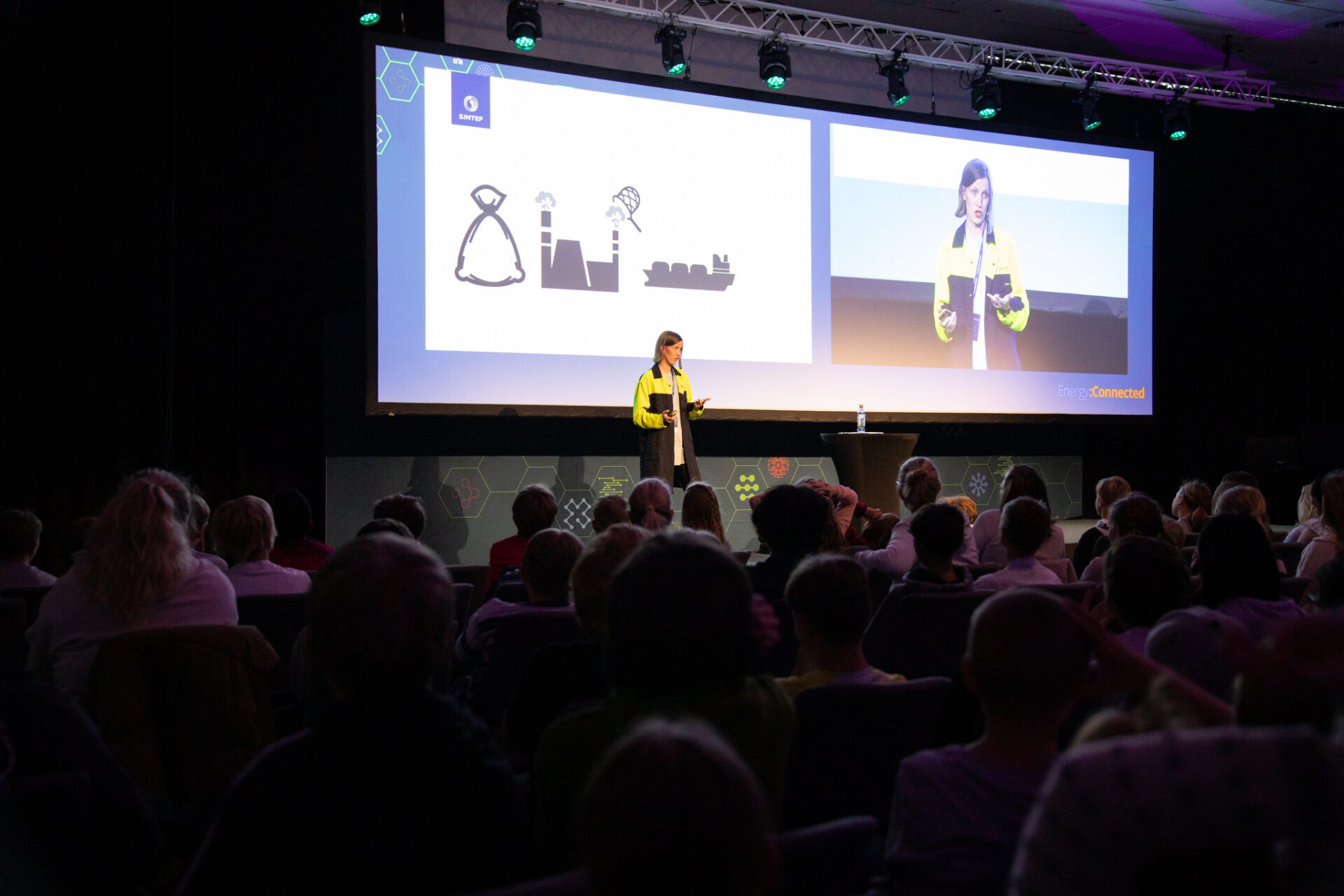 SINTEF Scientist Ingrid Snustad at Energy Valley's children's mini conference.