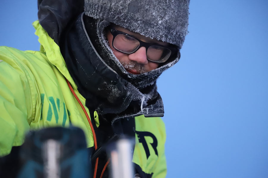 Vegard Hornnes (NTNU) measures the sea ice's mechanical strength with a device called a borehole jack.