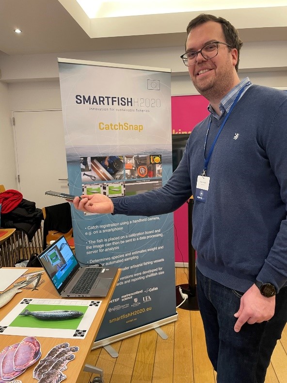 SINTEF Ocean Researcher Elling Ruud Øye demonstrates the use of a smartphone to identify fish species automatically