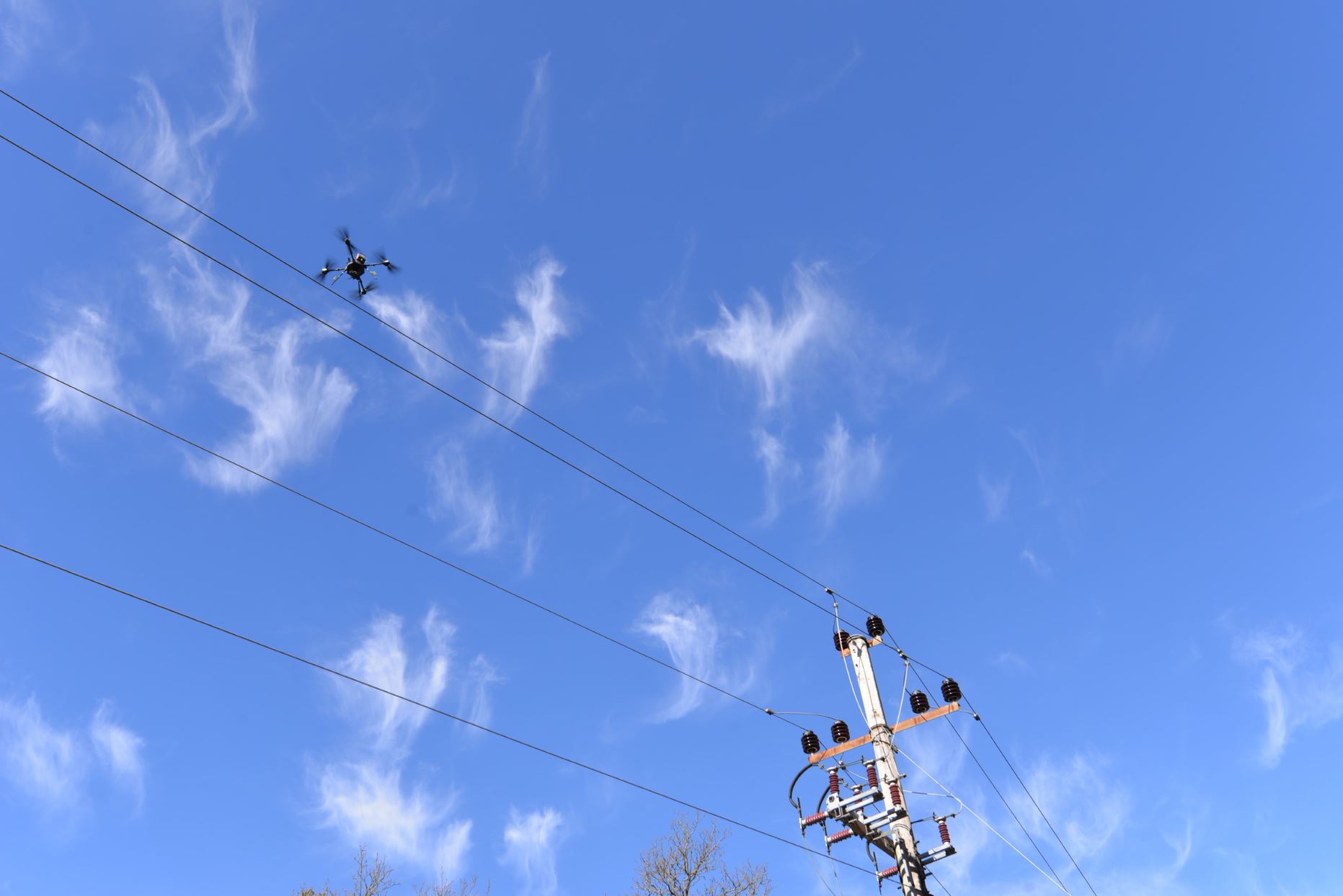 drone som flyr over strømlinje