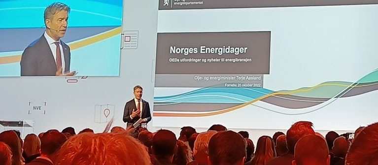 Olje- og energi minister Terje Aasland, på scenen under Norges Energidager.