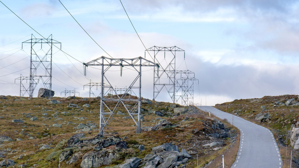 strømnett og master ved en vei på fjellet