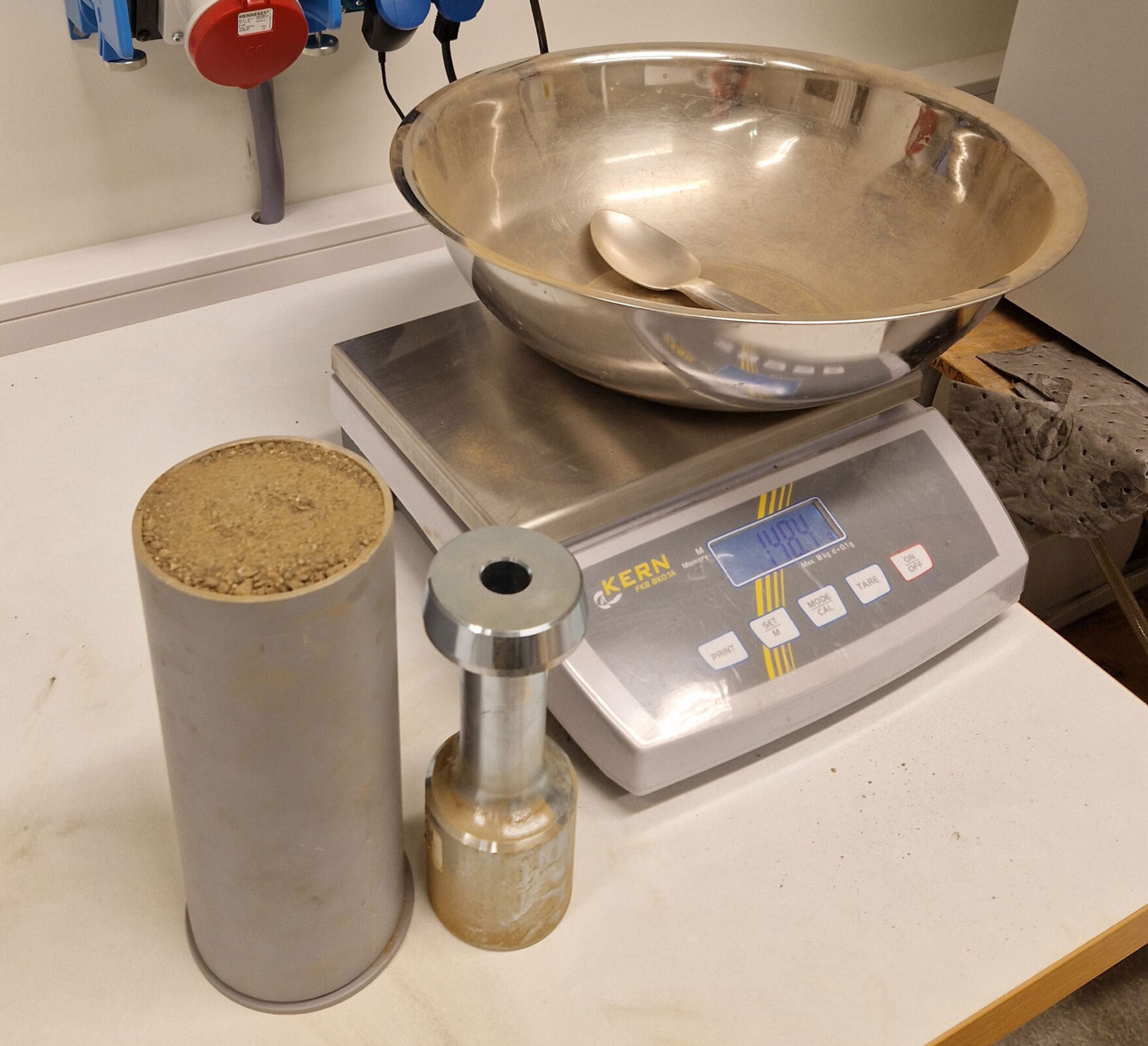 Måling av termisk resistivitet i lab for forskjellig tetthet og fuktinnhold.