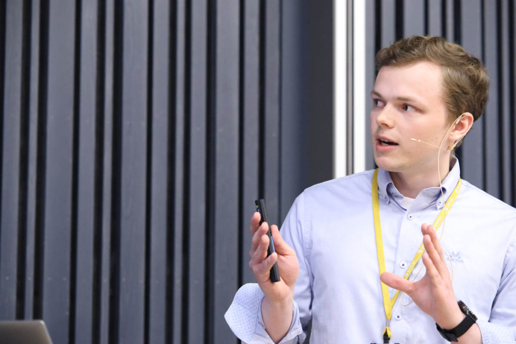 En person holder en presentasjon.