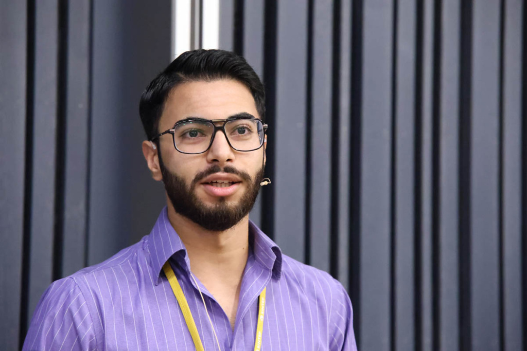 En person holder en presentasjon.