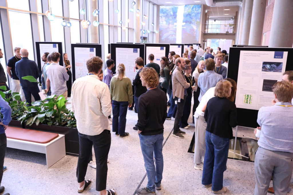 En vitenskapelig postersesjon under en konferanse.