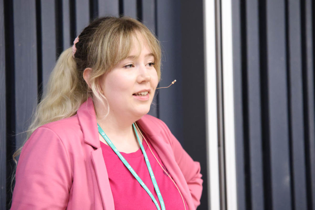 En person holder en presentasjon.