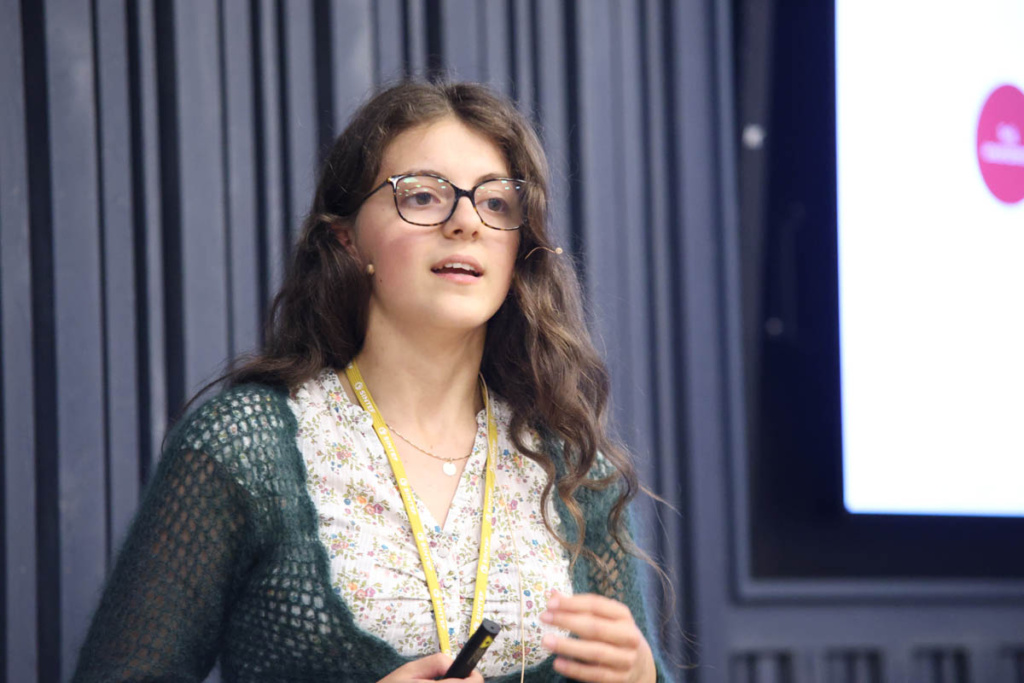 En person holder en presentasjon.