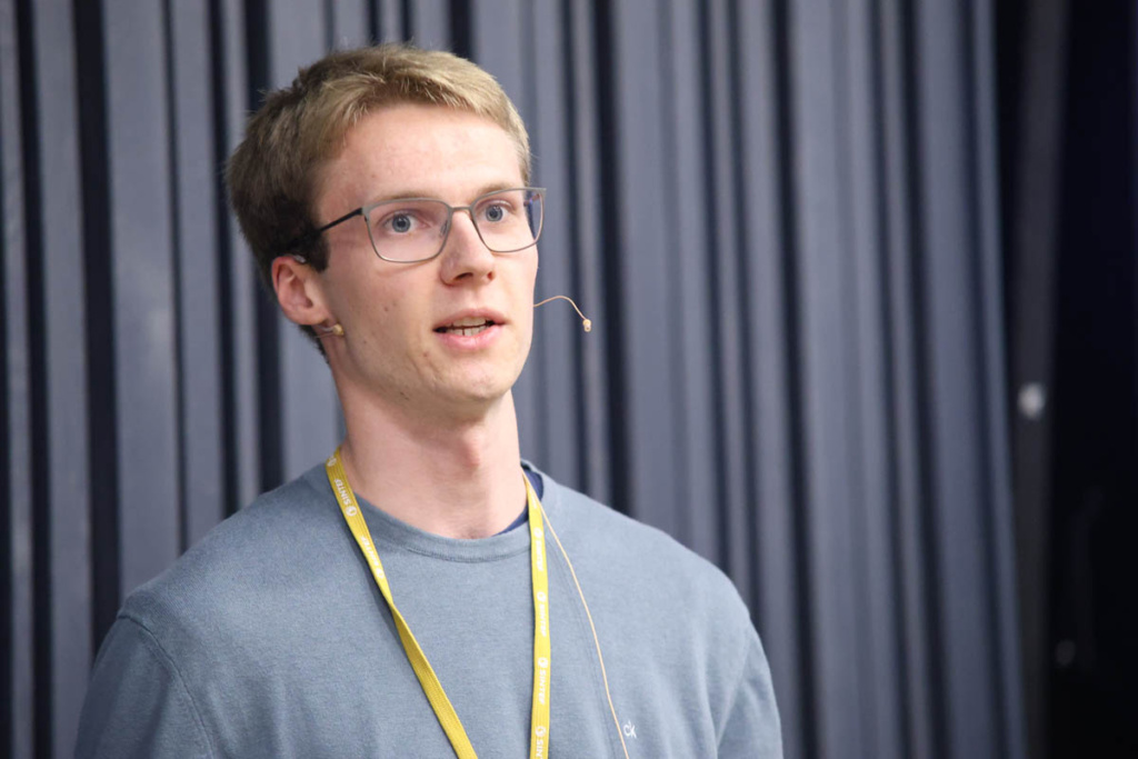 En person holder en presentasjon.