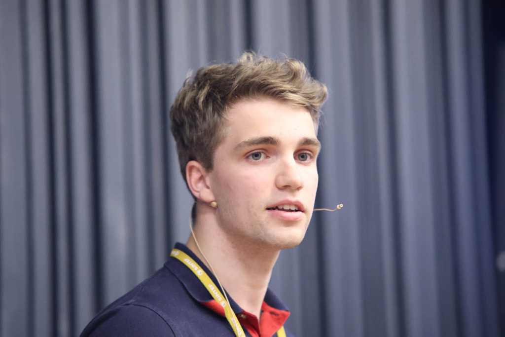 En person holder en presentasjon.