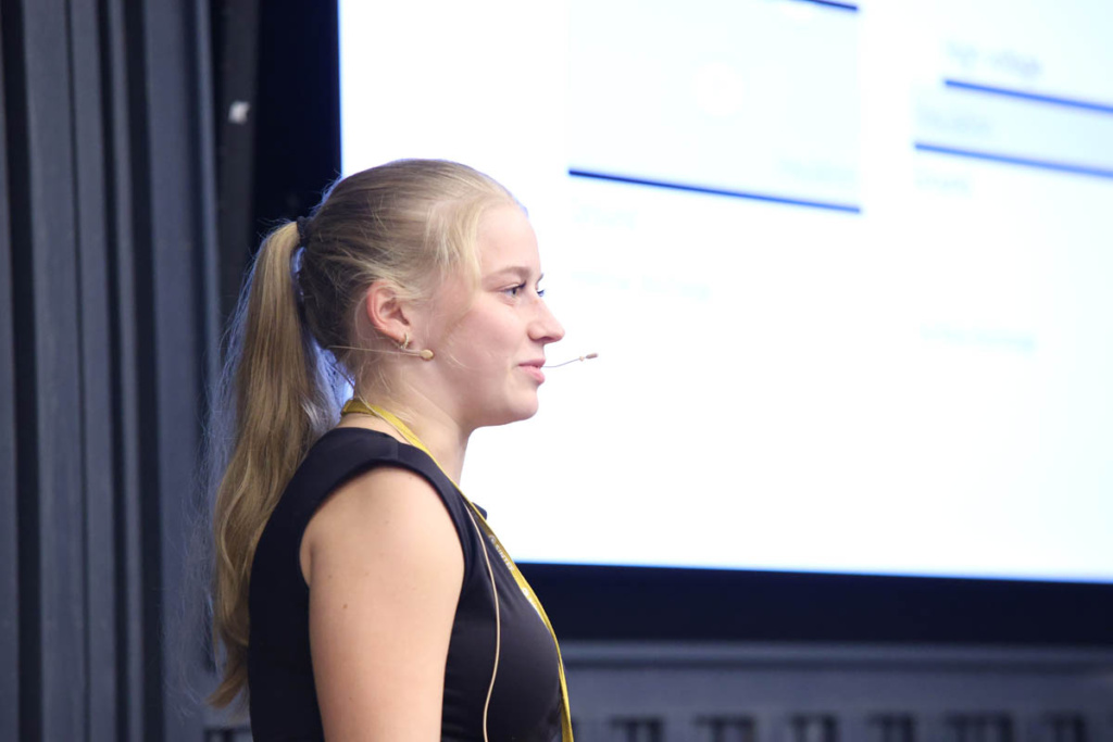 En person holder en presentasjon.