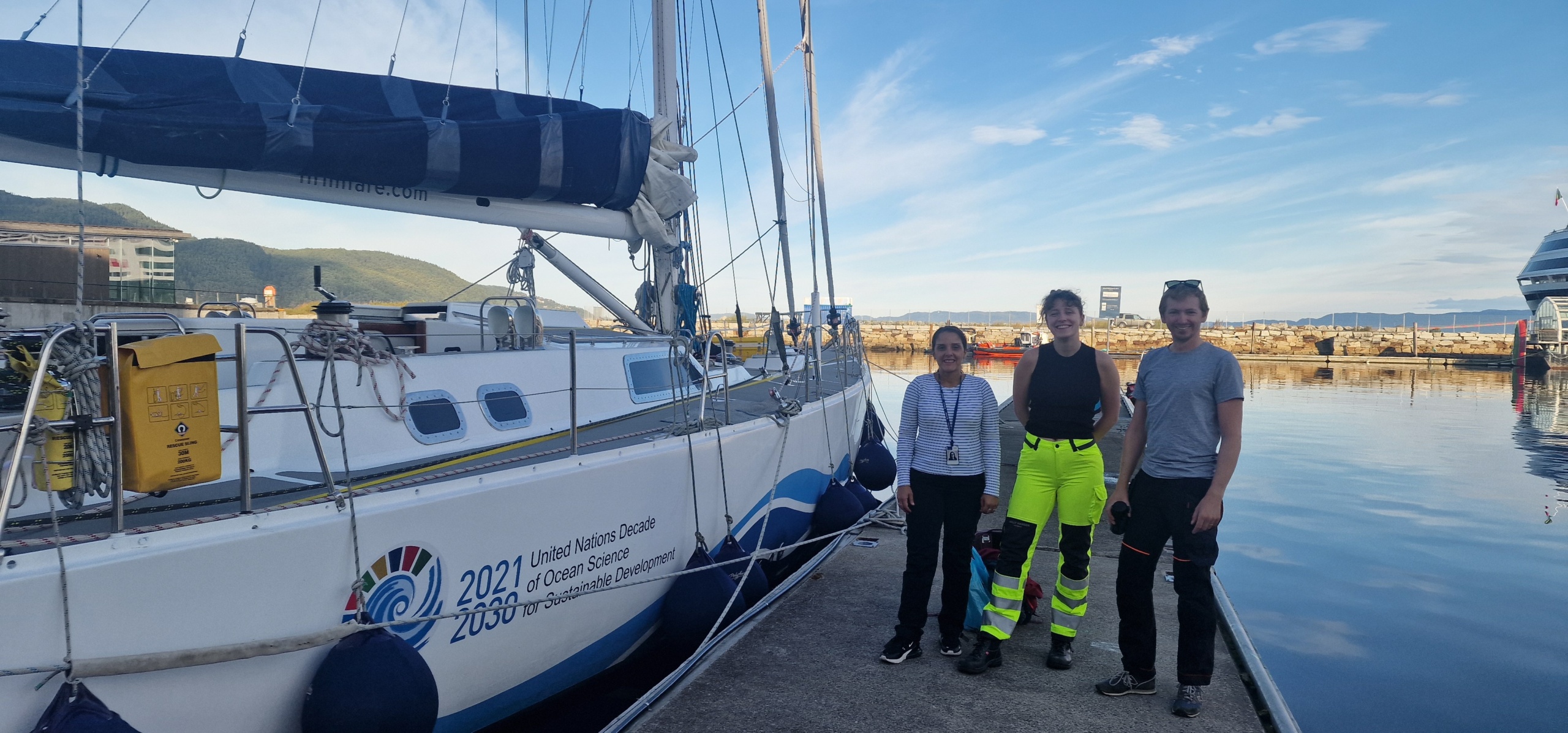 Glaucia Fragoso, Dana King og Ralph Stevenson-Jones infront of the sailboat.